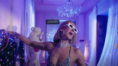 Celine Dion posiert fuer Instagram Shopping