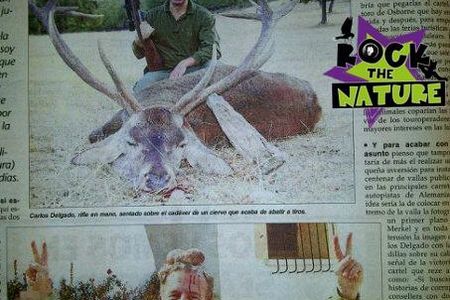 Ein spanischer Minister mit Hirsch Hoden auf dem Kopf