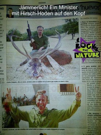 Ein spanischer Minister mit Hirsch Hoden auf dem Kopf