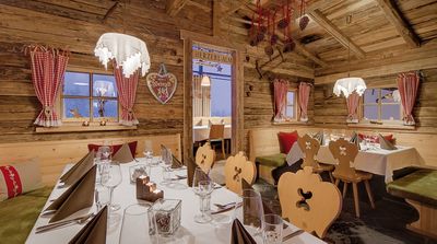 Reisen INNs Holz Restaurant Herzerlalm
