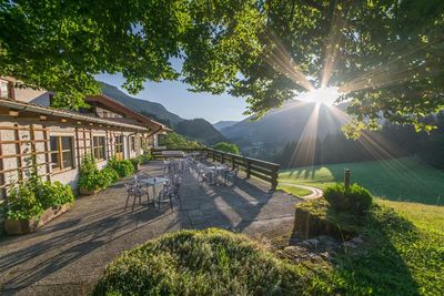 Zeit in der Natur, auf der Yogamatte oder in der Gemeinschaft verbringen die Gaeste des Mountain Retreat Center von Indigourlaub im Chiemgau
