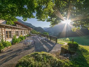 Zeit in der Natur, auf der Yogamatte oder in der Gemeinschaft verbringen die Gaeste des Mountain Retreat Center von Indigourlaub im Chiemgau Zeit in der Natur, auf der Yogamatte oder in der Gemeinschaft verbringen die Gaeste des Mountain Retreat Center von Indigourlaub im Chiemgau