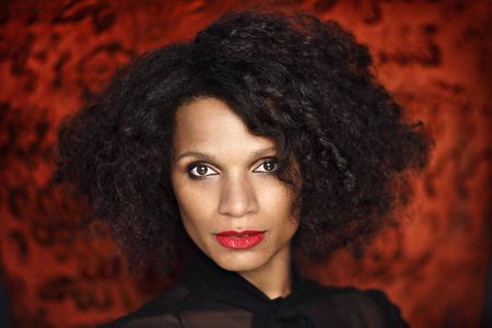 Eine der charmantesten Persönlichkeiten der deutschen Jazzmusik kommt in der Reihe „Abseits der Klassik“ mit Lyambiko in den 14. Kissinger Winterzauber.