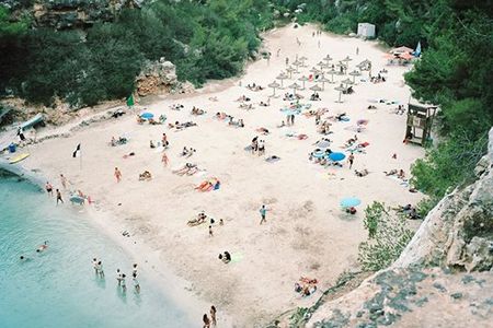 Das Tourismusverhalten des Menschen bietet Magdalena Abele die visuelle Basis fuer eine weiterfuehrende kuenstlerische Analyse und Betrachtung