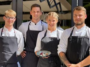 Noch in der Ausbildung, aber schon mitten im Geschehen – die Lehrlinge des Hotel Vier Jahreszeiten Starnberg/Oberbayern servieren im August 2022 ihr eigenes „Azubi-Gourmet-Menü“, Sous-Chef Robert Kraft (mitte links) steht stolz hinter dem einzigart Noch in der Ausbildung, aber schon mitten im Geschehen – die Lehrlinge des Hotel Vier Jahreszeiten Starnberg/Oberbayern servieren im August 2022 ihr eigenes „Azubi-Gourmet-Menü“, Sous-Chef Robert Kraft (mitte links) steht stolz hinter dem einzigartigen Projekt
