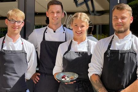 Noch in der Ausbildung, aber schon mitten im Geschehen – die Lehrlinge des Hotel Vier Jahreszeiten Starnberg/Oberbayern servieren im August 2022 ihr eigenes „Azubi-Gourmet-Menü“, Sous-Chef Robert Kraft (mitte links) steht stolz hinter dem einzigartigen Projekt