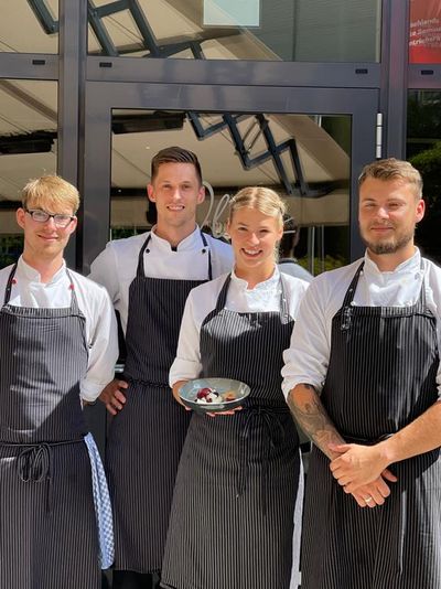 Noch in der Ausbildung, aber schon mitten im Geschehen – die Lehrlinge des Hotel Vier Jahreszeiten Starnberg/Oberbayern servieren im August 2022 ihr eigenes „Azubi-Gourmet-Menü“, Sous-Chef Robert Kraft (mitte links) steht stolz hinter dem einzigartigen Projekt