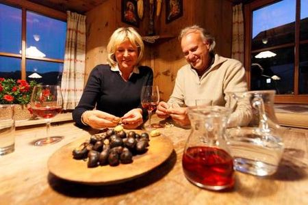 Unverzichtbar nach jedem Toerggele-Menue in einem Roter Hahn Buschenschank in Suedtirol – gebratene Kastanien zum neuen Wein