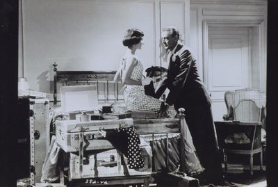 Audrey Hepburn und Gary Cooper im Film Ariane - Liebe am Nachmittag in einem Zimmer im Ritz der 1950er Jahre