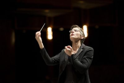 Elisabeth Fuchs dirigiert Brahms