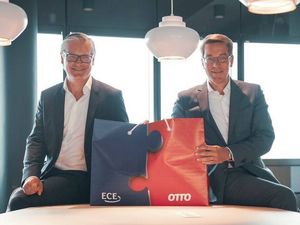 ECE-CEO Alexander Otto und Alexander Birken, Vorstandsvorsitzender Otto Group, praesentieren das Joint-Venture Stocksquare ECE-CEO Alexander Otto und Alexander Birken, Vorstandsvorsitzender Otto Group, praesentieren das Joint-Venture Stocksquare