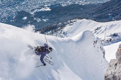 Vom aDLERS Lifestyle-Hotel Innsbruck/Tirol gelangt man in Kürze auf die steilen Hänge und Rinnen der Innsbrucker Nordkette, für die das Freeride-Gebiet berühmt und berüchtigt ist
