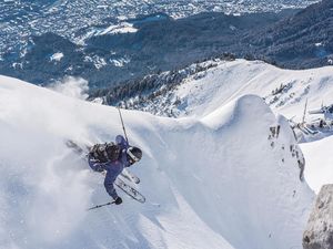 Vom aDLERS Lifestyle-Hotel Innsbruck/Tirol gelangt man in Kürze auf die steilen Hänge und Rinnen der Innsbrucker Nordkette, für die das Freeride-Gebiet berühmt und berüchtigt ist Vom aDLERS Lifestyle-Hotel Innsbruck/Tirol gelangt man in Kürze auf die steilen Hänge und Rinnen der Innsbrucker Nordkette, für die das Freeride-Gebiet berühmt und berüchtigt ist