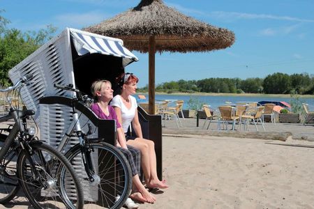 Frauen im Strandkorb