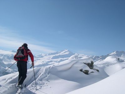 Sieben auf einen Streich! Mit der Vinschgau Ski Card können Wintersportler alle sechs Skigebiete im Vinschgau sowie jenes in Minschuns im Münstertal in der Schweiz uneingeschränkt nutzen. Der grenzüberschreitende Skipass bietet Zugang zuinsgesamt 35 Liftanlagen und 140 Kilometer Piste. So erleben Urlauber auf Wunsch jeden Tag ein anderes Skigebiet in der Südtiroler Ferienregion und genießen dabei obendrein die verschiedensten Landschaften. Die Vinschgau Ski Card ist - außer in Maseben und Minschuns - überall erhältlich und gilt für drei, vier, fünf oder sechs Tage. Der Drei-Tages-Pass kostet ab 99 Euro. Bereits im November hat Sulden am Ortler die Skisaison im Vinschgau eingeläutet, im Dezember folgen Schöneben, Haider Alm, Maseben, Watles und Trafoi.