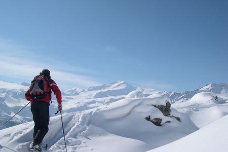 Sieben auf einen Streich! Mit der Vinschgau Ski Card können Wintersportler alle sechs Skigebiete im Vinschgau sowie jenes in Minschuns im Münstertal in der Schweiz uneingeschränkt nutzen. Der grenzüberschreitende Skipass bietet Zugang zuinsgesamt 35 Liftanlagen und 140 Kilometer Piste. So erleben Urlauber auf Wunsch jeden Tag ein anderes Skigebiet in der Südtiroler Ferienregion und genießen dabei obendrein die verschiedensten Landschaften. Die Vinschgau Ski Card ist - außer in Maseben und Minschuns - überall erhältlich und gilt für drei, vier, fünf oder sechs Tage. Der Drei-Tages-Pass kostet ab 99 Euro. Bereits im November hat Sulden am Ortler die Skisaison im Vinschgau eingeläutet, im Dezember folgen Schöneben, Haider Alm, Maseben, Watles und Trafoi.