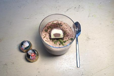 Die Mozart-Mousse mit Nougat, Pistazien und den Mozart-Kugeln der Confiserie Reber aus Bad Reichenhall im Berchtesgadener Land laesst sich prima vorbereiten