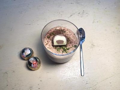 Die Mozart-Mousse mit Nougat, Pistazien und den Mozart-Kugeln der Confiserie Reber aus Bad Reichenhall im Berchtesgadener Land laesst sich prima vorbereiten