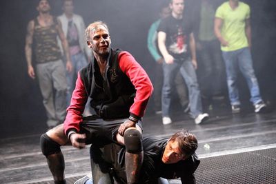 Das Ensemble des Schauspiel Essen ist mit „Rote Erde“ zum NRW-Theatertreffen in Bielefeld eingeladen