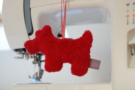 Hund Watson als Weihnachtskugel