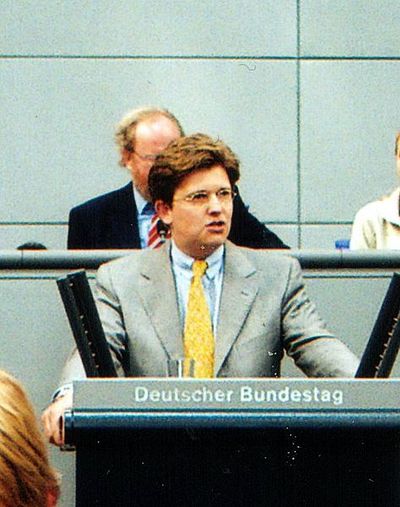 Eckart von Klaeden - Wegen des Leistungsschutzrechts könnte Google aufhören, alle Seiten von Verlagen zu durchsuchen. Wie sollen Nutzer Presseartikel etwa zum Thema Finanzkrise finden – wenn nicht über Google? Es droht die völlige Unauffindbarkeit des deutschen, professionellen Journalismus im Netz.