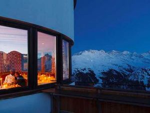 Naechtliches Candle-Light-Dinner auf 2.085 Metern die Verwallstube mitten im Skigebiet von St. Anton am Arlberg wurde vom oesterreichischen Gault-Millau 2020 mit drei Hauben ausgezeichnet Naechtliches Candle-Light-Dinner auf 2.085 Metern die Verwallstube mitten im Skigebiet von St. Anton am Arlberg wurde vom oesterreichischen Gault-Millau 2020 mit drei Hauben ausgezeichnet