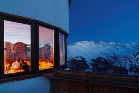 Naechtliches Candle-Light-Dinner auf 2.085 Metern die Verwallstube mitten im Skigebiet von St. Anton am Arlberg wurde vom oesterreichischen Gault-Millau 2020 mit drei Hauben ausgezeichnet