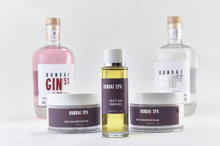 Einige Produkte der neuen Kosmetikserie RUNDAI SPA by Sandra im Bodenmaiser Hof  Bayerischer Wald beinhalten hausgebrannten Gin