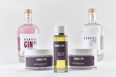 Einige Produkte der neuen Kosmetikserie RUNDAI SPA by Sandra im Bodenmaiser Hof  Bayerischer Wald beinhalten hausgebrannten Gin