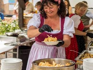 Urlauber kommen an Oesterreichs Dessert-Klassiker kaum vorbei beim Kaiserschmarrn-Fest in Ellmau