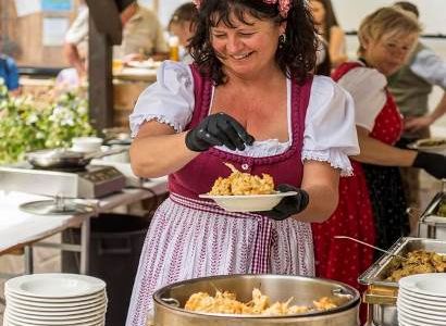 Urlauber kommen an Oesterreichs Dessert-Klassiker kaum vorbei beim Kaiserschmarrn-Fest in Ellmau