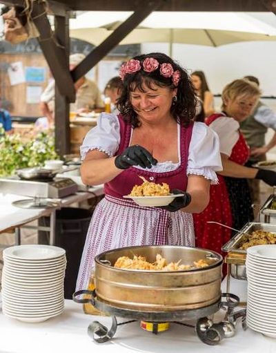 Urlauber kommen an Oesterreichs Dessert-Klassiker kaum vorbei beim Kaiserschmarrn-Fest in Ellmau