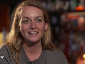 Und so richtet sich Pia Klemps Zorn gegen fast alles und jeden in unserer Gesellschaft, gegen Korrupte Politiker. Gewaltbereite Polizisten und alte weiße Männer Und so richtet sich Pia Klemps Zorn gegen fast alles und jeden in unserer Gesellschaft, gegen Korrupte Politiker. Gewaltbereite Polizisten und alte weiße Männer