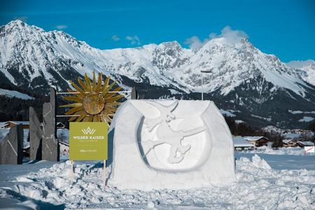 Die Soeller Hexe ist eine von vier Schneeskulpturen, die der Tiroler Bildhauer Reinhard Meilinger am Wilden Kaiser inTirol geschaffen hat