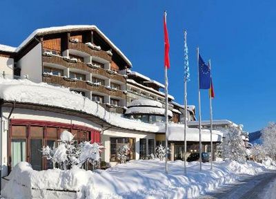 Nach einem langen Wintertag erholen sich Sportler in der großzuegigen Wellnesswelt des Hotels Allgaeu Sonne in Oberstaufen