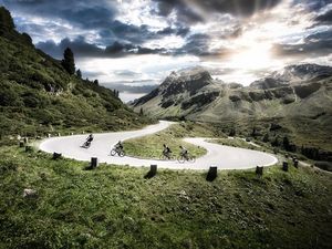 Auf den 150 Kilometern des Rennrad-Klassikers Arlberg Giro von St. Anton am Arlberg über Bludenz, das Montafon, die Silvretta und zurück über das Paznaun- und Stanzertal überwinden die Sportler 2.500 Höhenmeter Auf den 150 Kilometern des Rennrad-Klassikers Arlberg Giro von St. Anton am Arlberg über Bludenz, das Montafon, die Silvretta und zurück über das Paznaun- und Stanzertal überwinden die Sportler 2.500 Höhenmeter