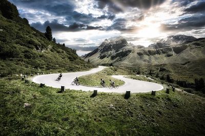 Auf den 150 Kilometern des Rennrad-Klassikers Arlberg Giro von St. Anton am Arlberg über Bludenz, das Montafon, die Silvretta und zurück über das Paznaun- und Stanzertal überwinden die Sportler 2.500 Höhenmeter