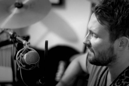 Geboren wird Florian Künstler in Berlin, die Mutter ist alleinerziehend und drogenabhaengig