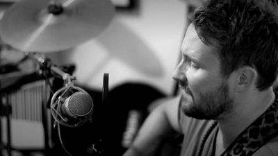 Geboren wird Florian Künstler in Berlin, die Mutter ist alleinerziehend und drogenabhaengig