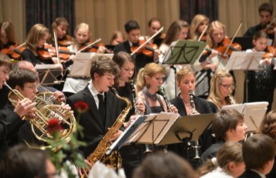 100 Mozartkinder spielen auf Festival
