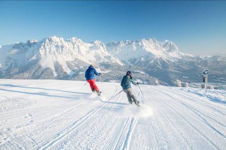 Pistengaudi mit Freunden oder der Familie, die Nebensaison in der SkiWelt Wilder Kaiser im Brixental lockt Urlauber mit attraktiven Preisen in die Tiroler Region