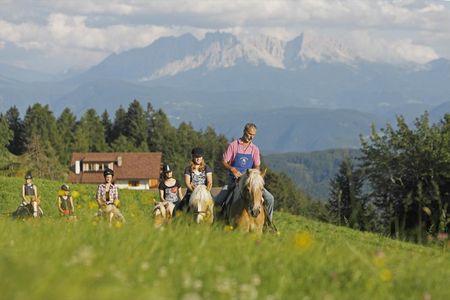 Auf den zertifizierten Reiterhöfen der Marke Roter Hahn kommen Pferdeliebhaber beim Ausritt mit dem Bauern dem Südtiroler Himmel so nah