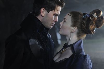 Große Erwartungen - Charles-Dickens-Adaption mit britischem Star-Ensemble Jeremy Irvine, Ralph Fiennes und Helena Bonham Carter