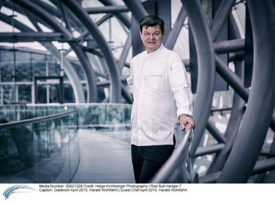 Harald Wohlfahrt ist Gastkoch im Restaurant Ikarus im Hangar 7