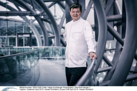 Harald Wohlfahrt ist Gastkoch im Restaurant Ikarus im Hangar 7