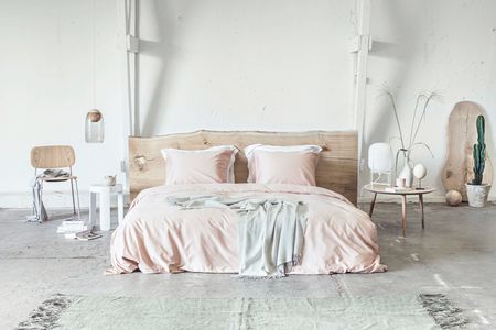 Mit Bettwäschesets in zartem grau und rosé zaubert YUMEKO frühlingshafte Frische in farblose Schlafzimmer