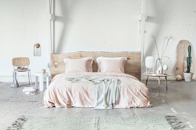 Mit Bettwäschesets in zartem grau und rosé zaubert YUMEKO frühlingshafte Frische in farblose Schlafzimmer