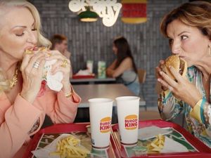 Désirée Nick und Claudia Obert essen einen Burger