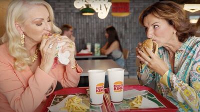 Désirée Nick und Claudia Obert essen einen Burger