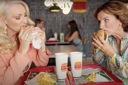 Désirée Nick und Claudia Obert essen einen Burger
